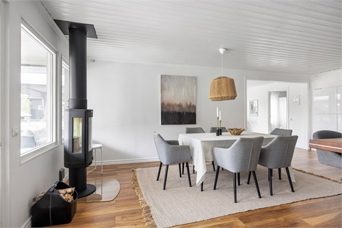 Generös matplats med vacker kamin 