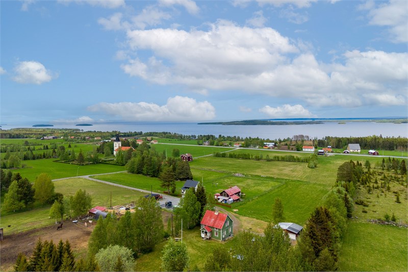 Med fint läge intill Storsjön
