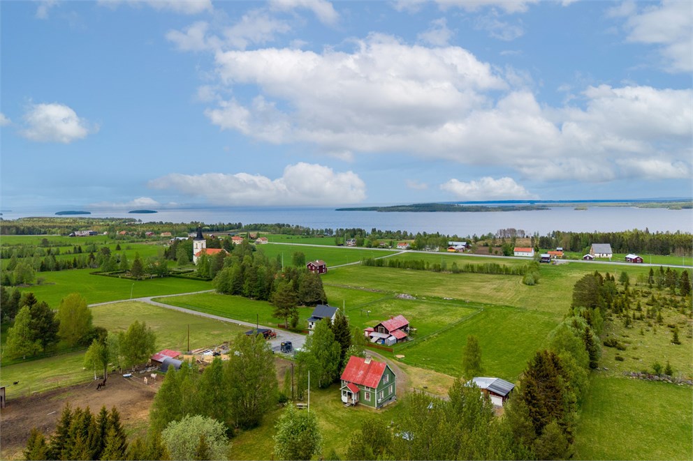 Med fint läge intill Storsjön