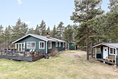 Huset, gäststugan och uthuset.