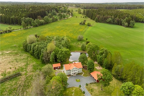 Sjöviks Gård från ovan med naturskönt läge