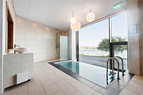 Relaxavdelning med bastu & inomhuspool mot havet!