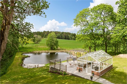 Egen damm och sociala uteplatser i idyllisk miljö