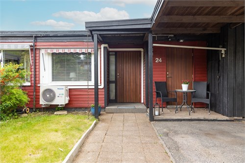 Entrésidan med carport