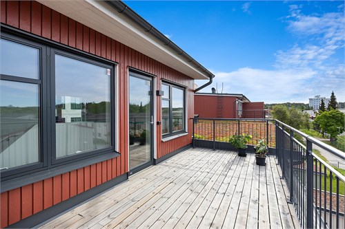 Stor terrass på översta plan