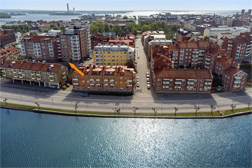Med lugnt centrumläge nära havet...