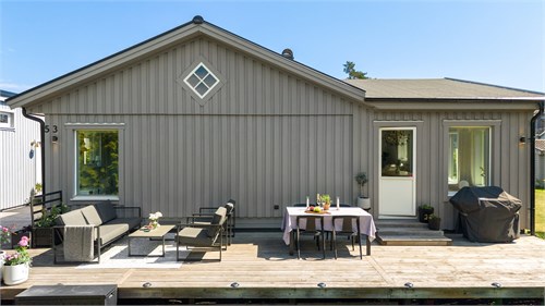 Huvudbyggnad med altan