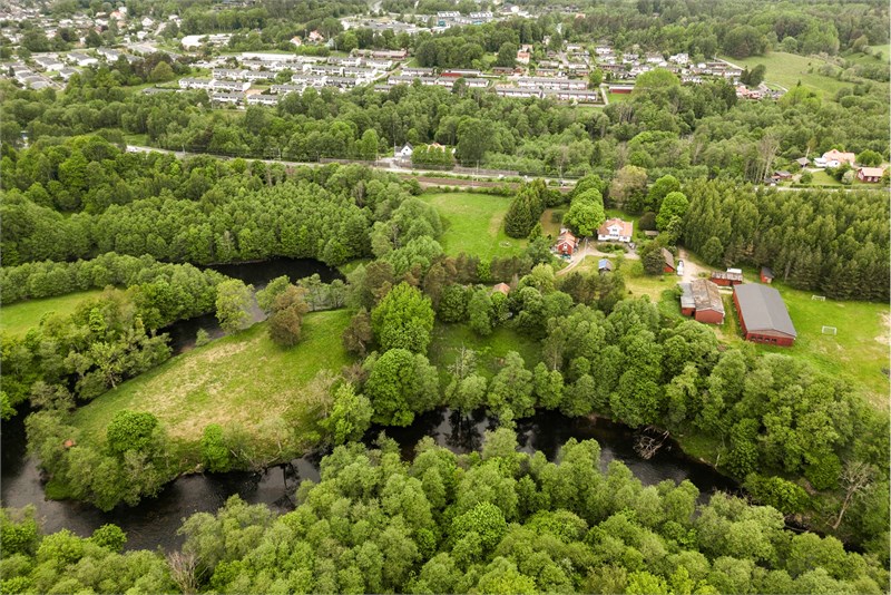 Stor fastighet som angränsar till Säveån