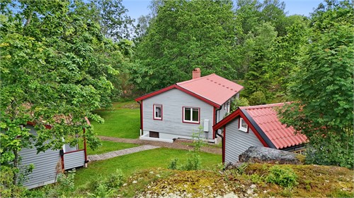 Fin gårdsplan med stora gröna ytor