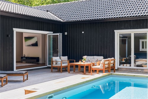 Insynsskyddat poolområde i anslutning till huset