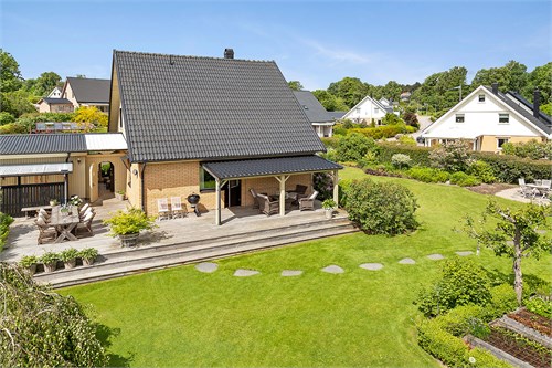 Otroligt fin trädgård med grönska