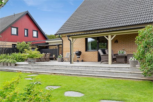 Stor altan med plats för flera sittgrupper