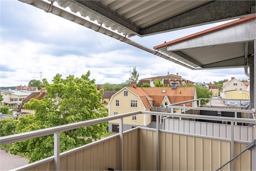 Två tillhörande balkonger 