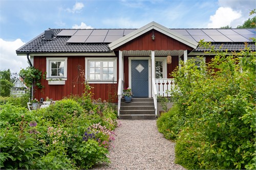 Falurött hus med vita knutar