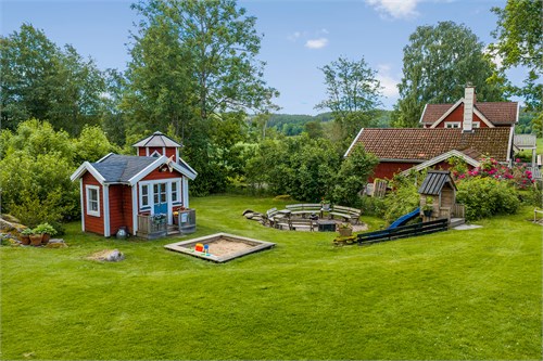Fantastisk lekstuga, lekplats och grillplats