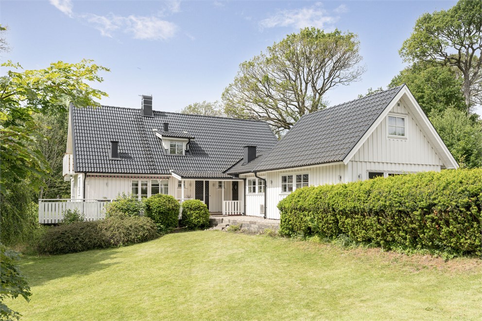 En pampig villa med parkliknande omgivningar