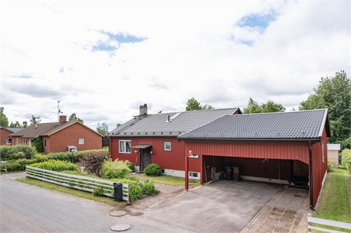 Framsidan med carport