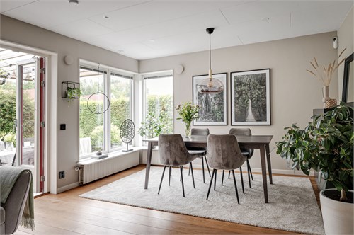 Här ryms både soffa och matbord