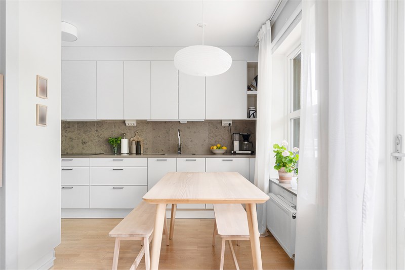 Kök med plats för matgrupp