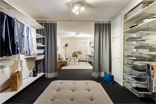 Med en lyxig walk-in-closet intill
