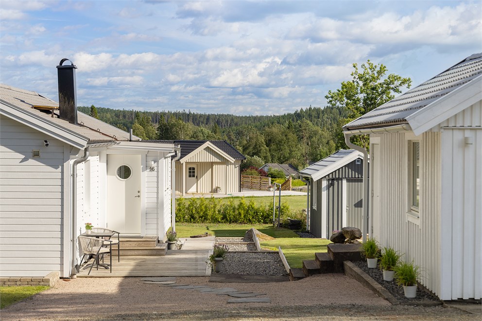 Otroliga tillgångar med garage, friggebod, förråd