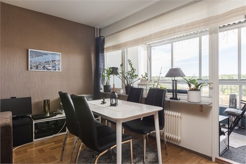 Matplats med utsikt över vattnet