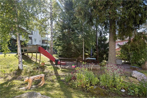 Föreningens innergård med lekplats.