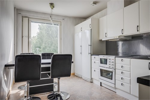 Plats med köksbord och fyra stolar 
