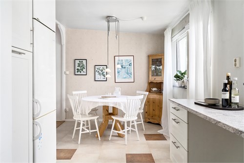 Separat matplats som flödar av ljus från två håll