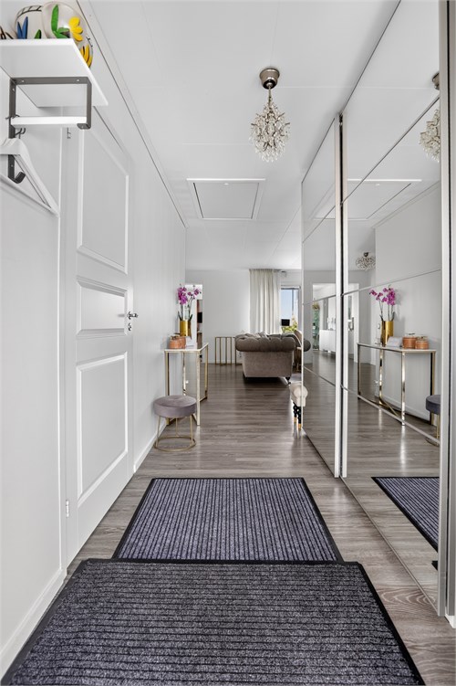 Välkomnande hall med bra förvaring