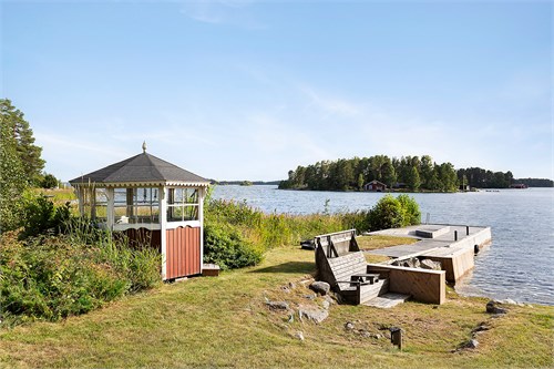 Lusthus och brygga 