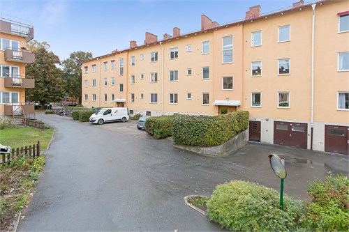 Innergård med gästparkering