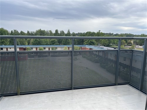 Stor balkong med vidsträckt utsikt 