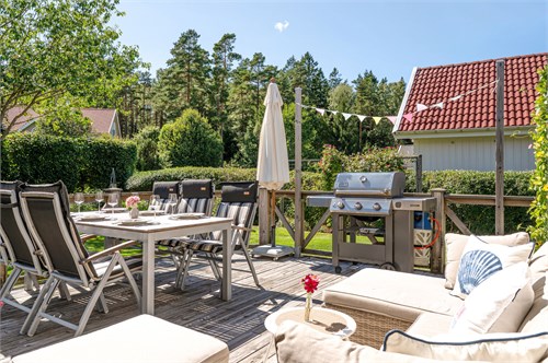 Härlig altan med plats för olika sittgrupp