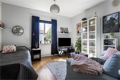 Rymligt rum med plats för soffa och säng