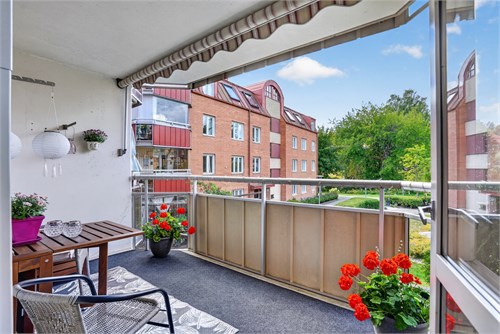 Stor taktäckt balkong med utsikt över föreningens 