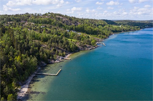 Badplats och brygga med tillhörande båtplats 