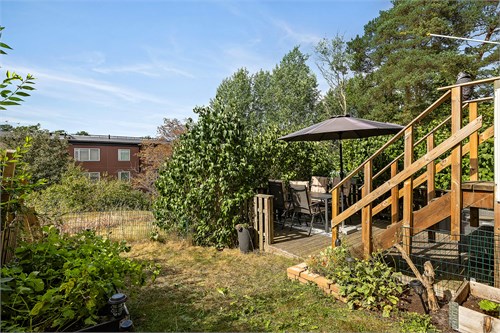 Både uteplats och liten trädgård