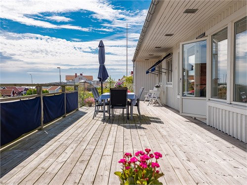 ...med rejäla uteplatser i olika väderstreck