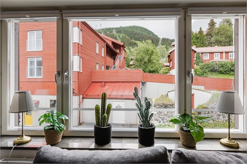 Utsikt mot skidbackarna från vardagsrummet