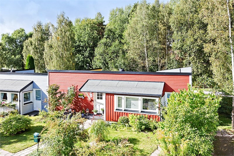 Gavelradhus med trädgård på fram och baksida