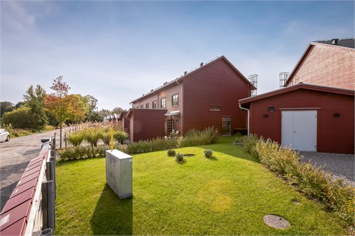 Stor tillhörande gräsmatta