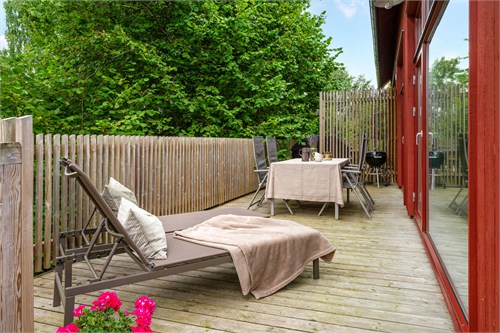 Här ryms både matbord och loungegrupp