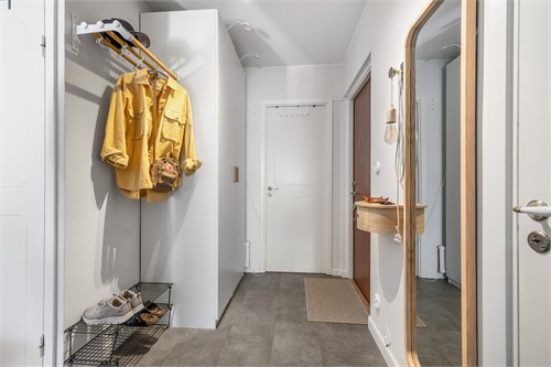 Ljus hall med garderober