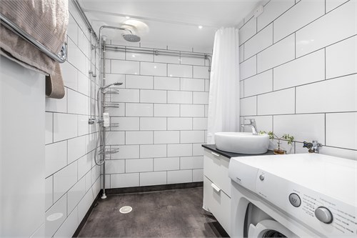 Stilrent badrum med tvättmaskin