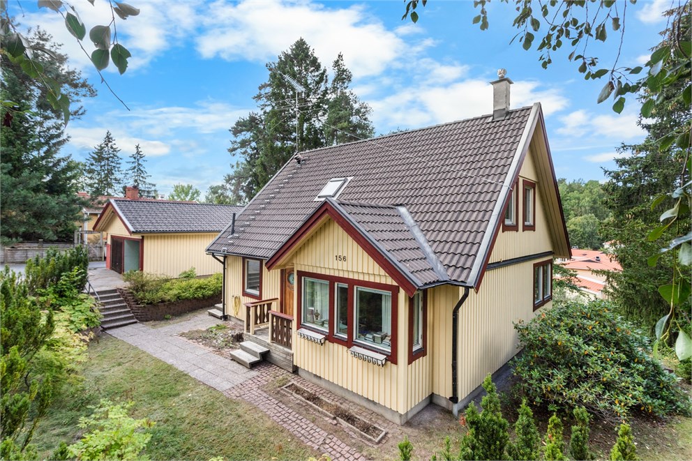 Villa med garage och carport