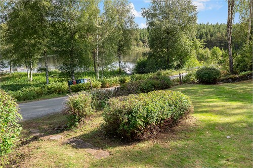 Vy från trädgården ner mot sjön