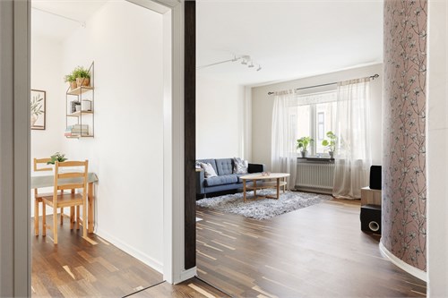 Hall sett mot vardagsrum, notera den välvda väggen