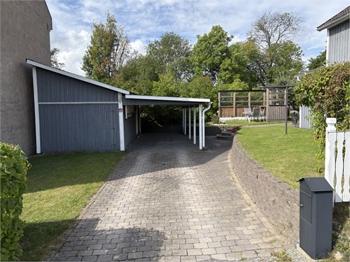 Generös uppfart med carport