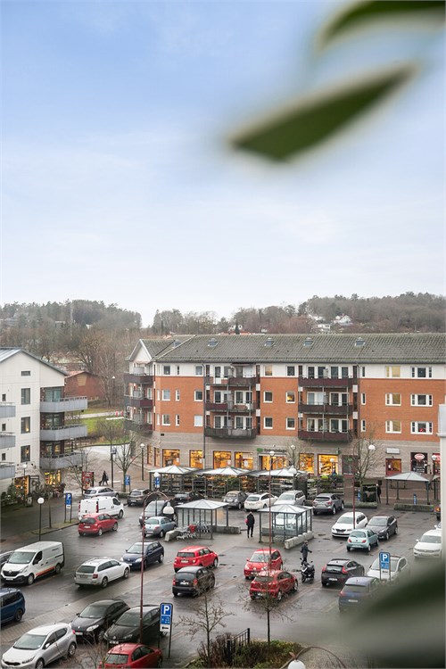 Utsikt från vardagsrummet mot torget